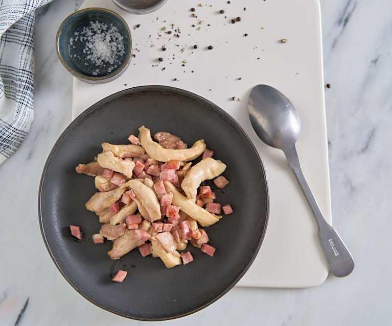 Saltear bacon com frango em tiras Saltear bacon com frango em tiras