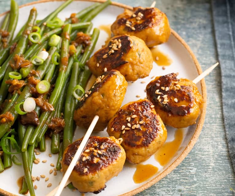 Brochettes de poulet tsukune et haricots verts au miso