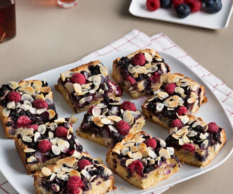 Blondie con almendras y frutos rojos