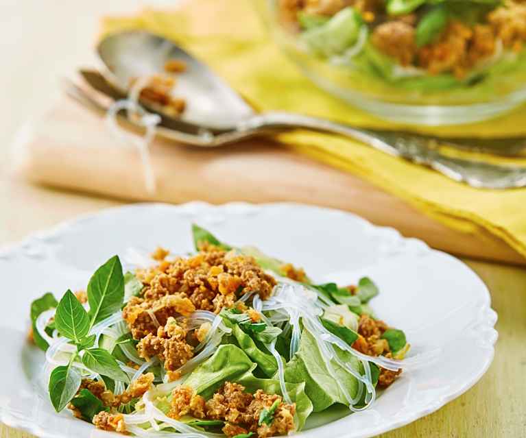 Ensalada de tallarines, berros y carne