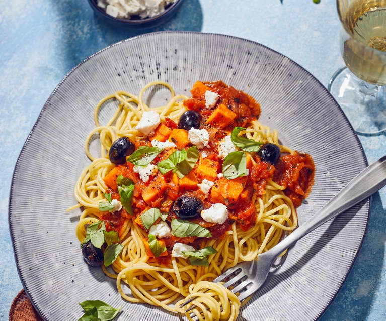 Nudeln mit Süßkartoffel-Tomaten-Sauce