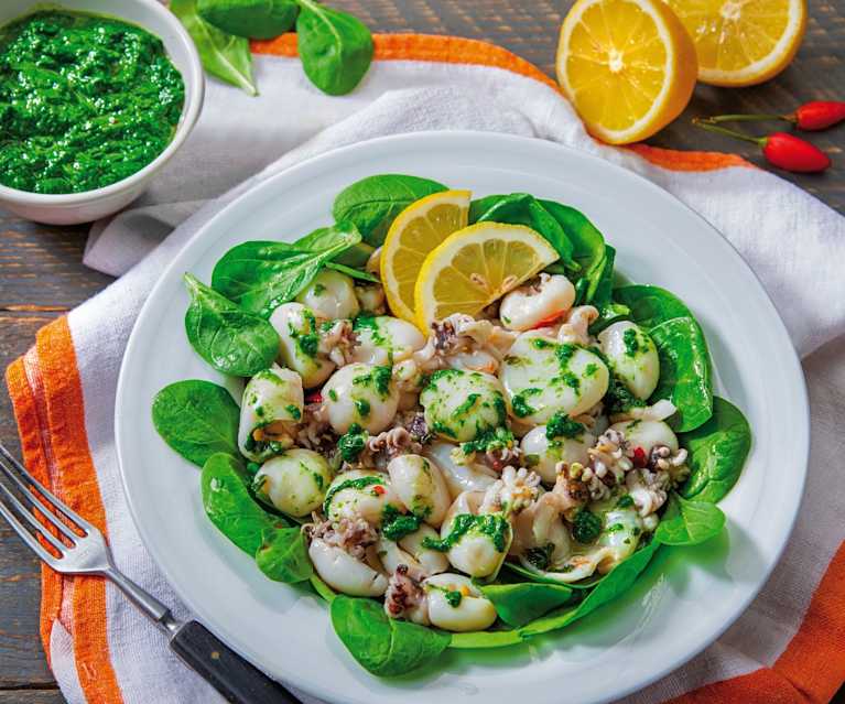 Insalata di seppioline con salsa di spinaci Insalata di seppioline con salsa di spinaci
