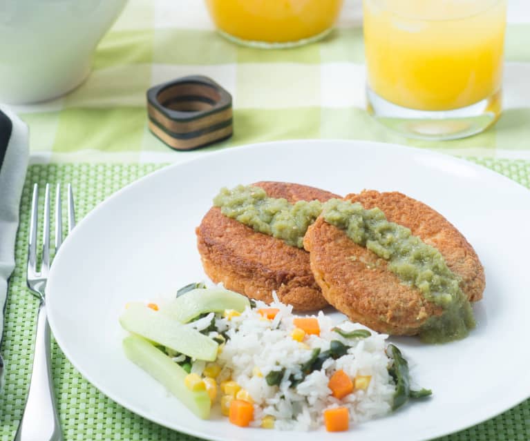 Tortitas de camarón en salsa verde con arroz blanco y verduras