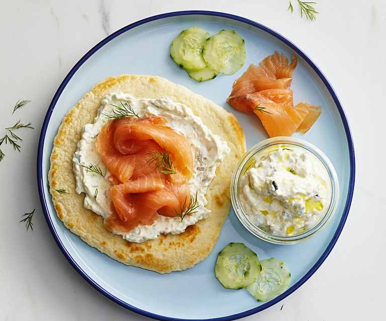 Focacce veloci allo yogurt con salmone affumicato e crema al formaggio Focacce veloci allo yogurt con salmone affumicato e crema al formaggio