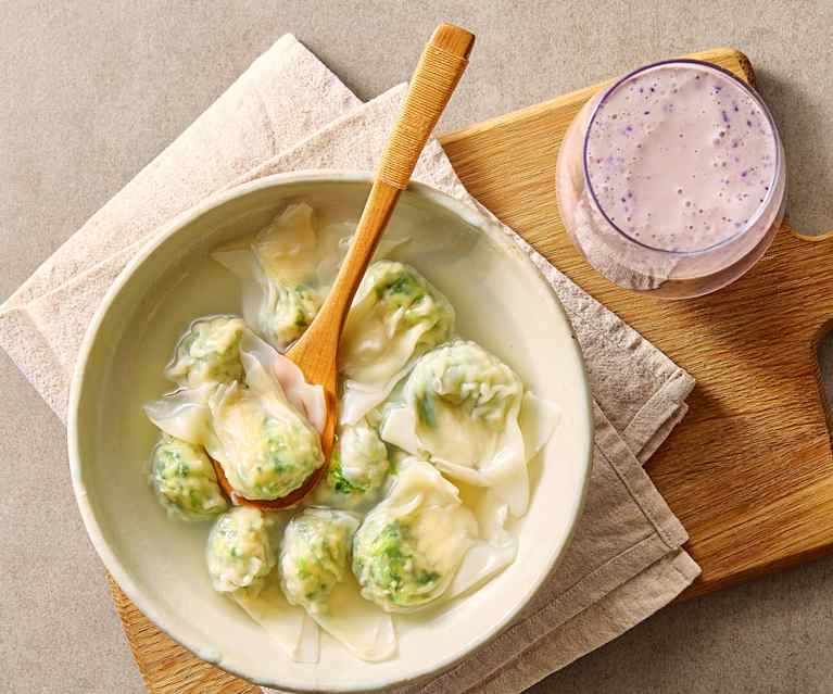 早餐(荠菜虾仁鲜肉小馄饨、蓝莓奶昔) 早餐(荠菜虾仁鲜肉小馄饨、蓝莓奶昔)