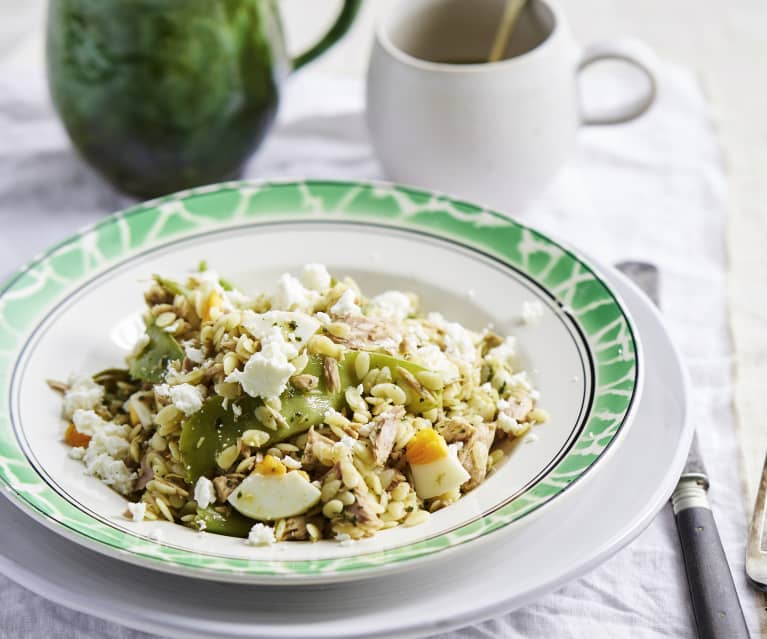 Orzo com atum, ervilhas tortas e molho de manjericão