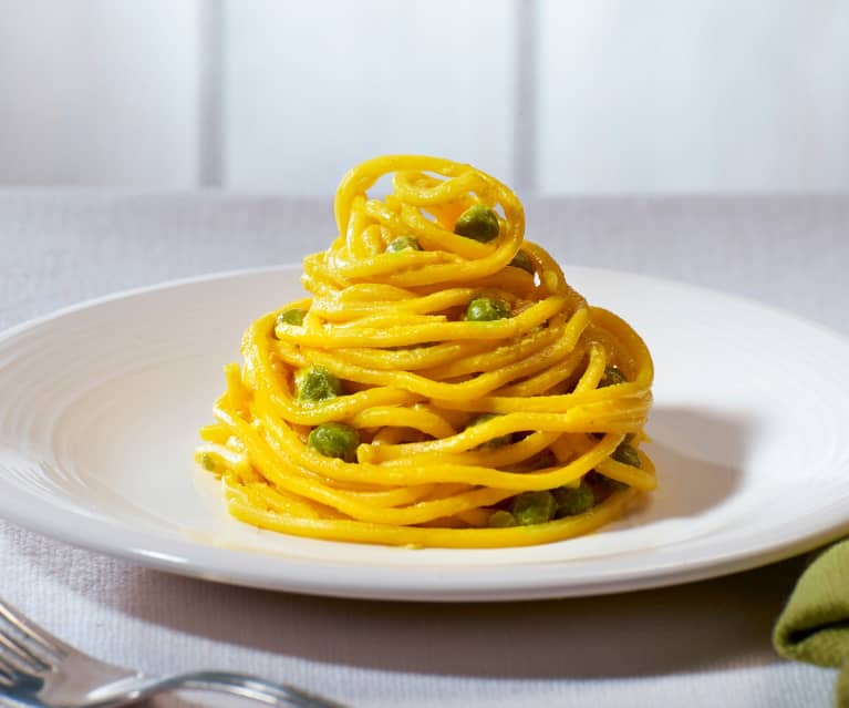 Spaghetti alla chitarra con piselli e curcuma (vegan)