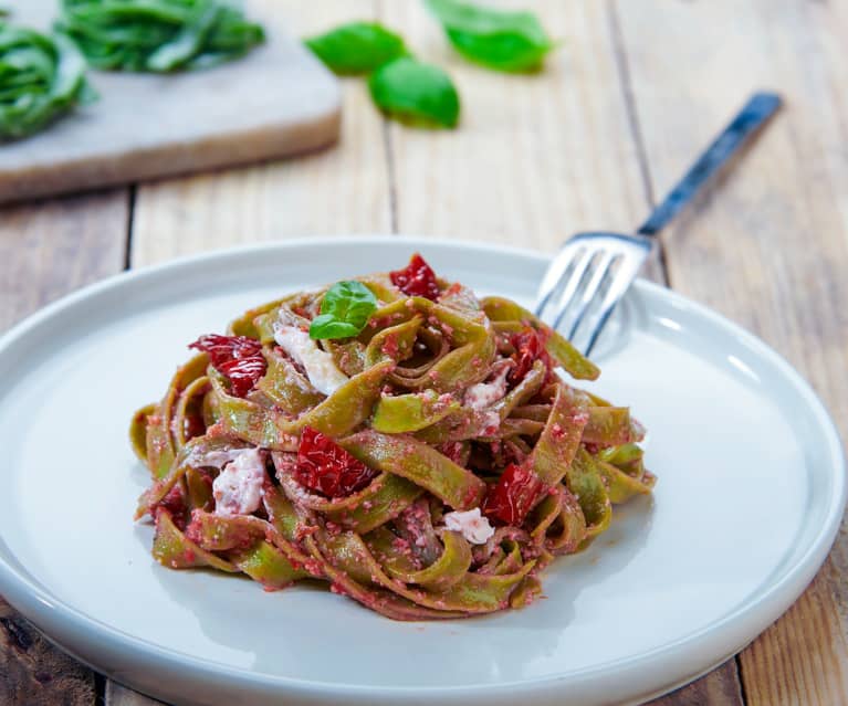 Tagliatelle agli spinaci, stracciatella e pomodorini (senza glutine)