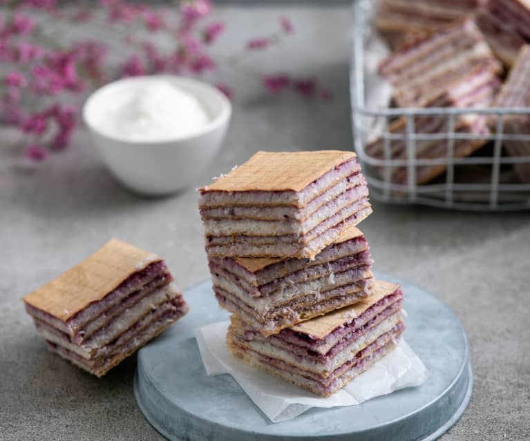 Wafle z masą kokosową i dżemem porzeczkowym