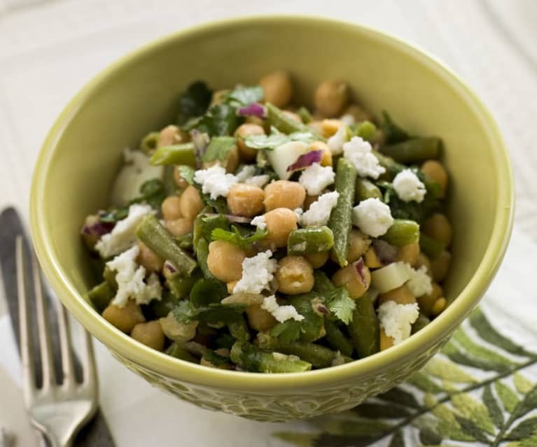 Salada de feijão-verde, grão e requeijão