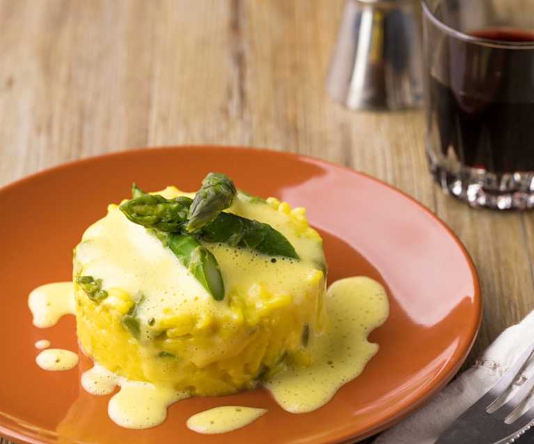 Timballini di riso allo zabaione con asparagi e omelette delicata al Varoma