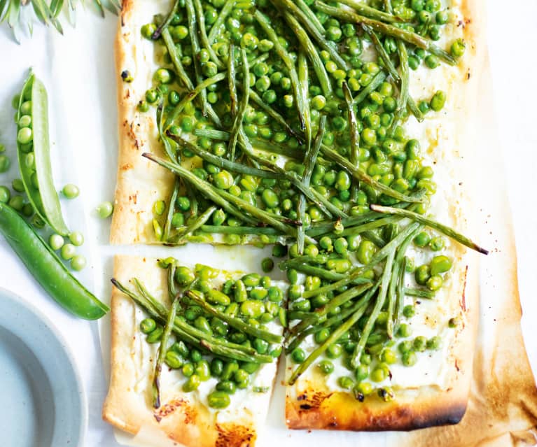 Pizza aux légumes verts, herbes et ricotta