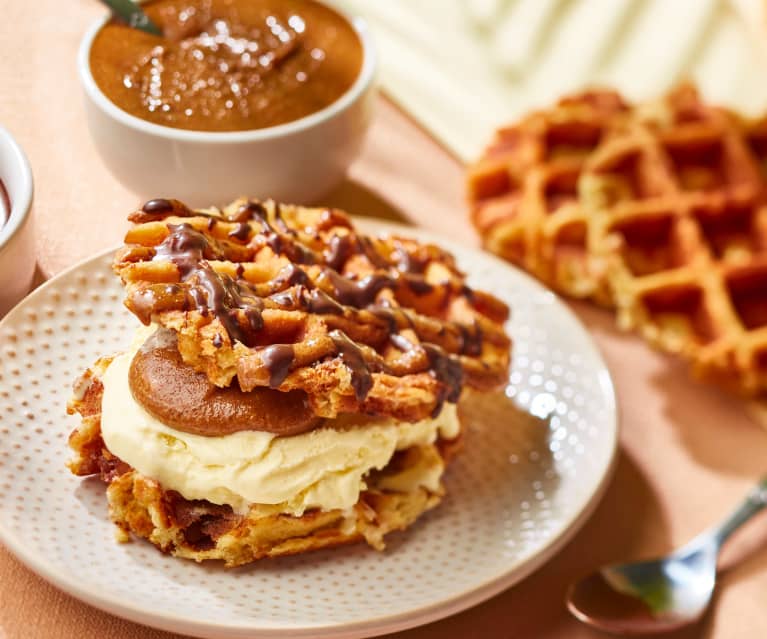 Gaufre fourrée glace vanille, praliné et chocolat