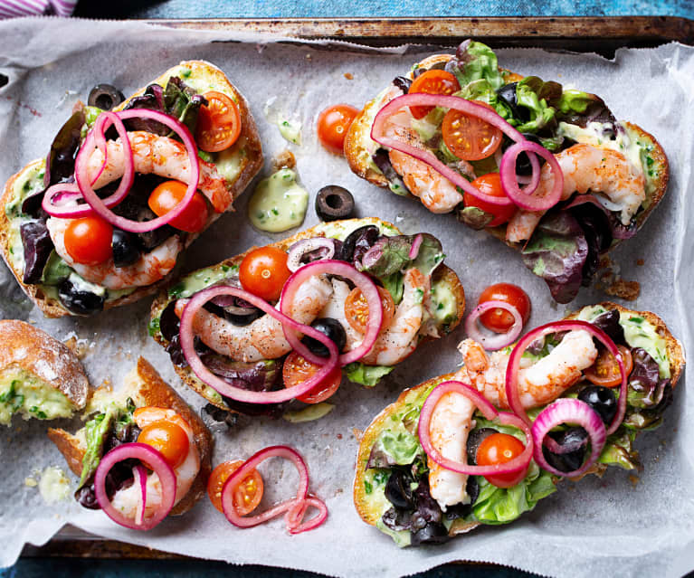 Bruschetta de langostinos con cebolla roja