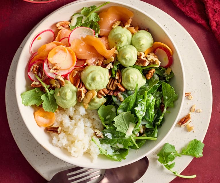 Winterliche Salatbowl mit Avocadocreme und Räucherlachs