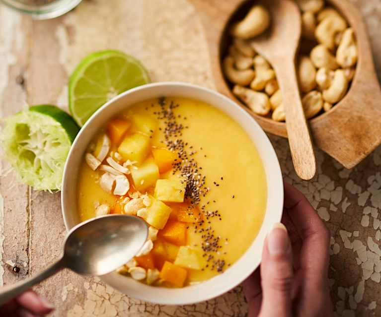 Smoothie bowl mangue, citron vert et ananas Smoothie bowl mangue, citron vert et ananas