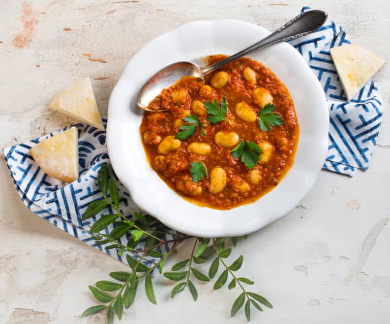 Gigantes d'haricots blancs et bouillon de tomate