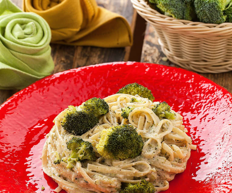 Linguine con pesto di noci e broccoli