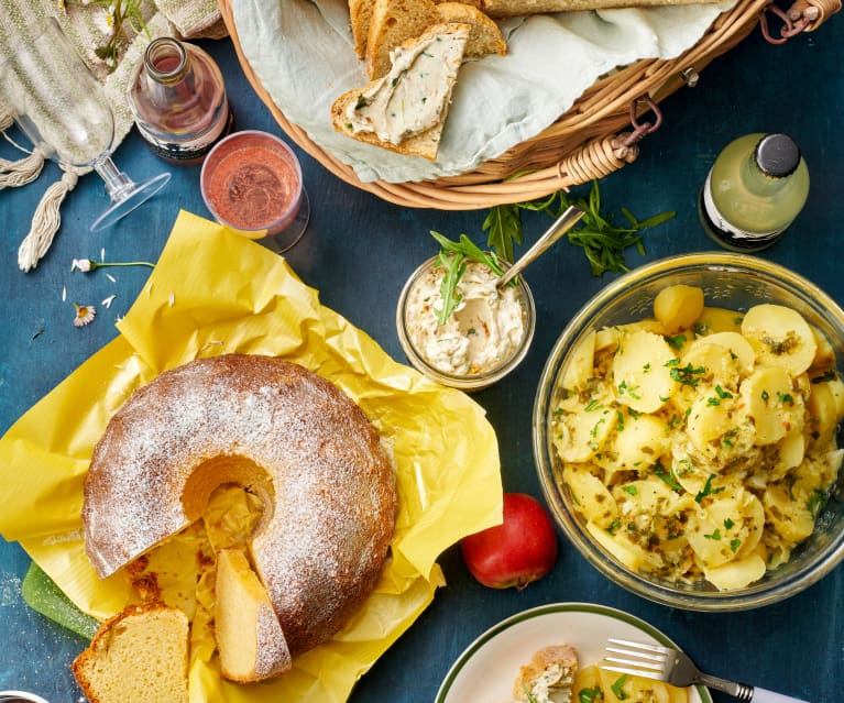 Picnic: insalata di patate, dip alla rucola e pomodori, pane di farro, ciambella al limone