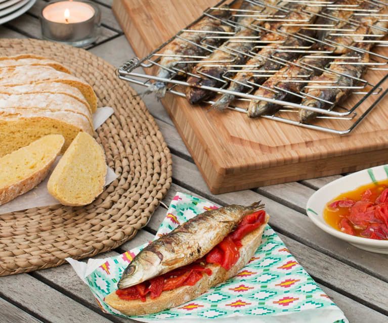 Pan de maíz, sardinas a la parrilla y piquillos