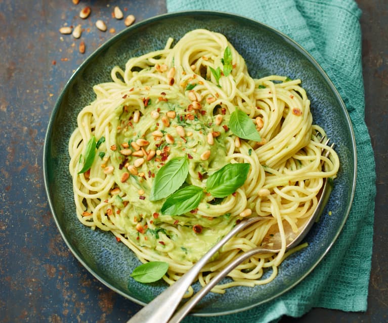 Crème d’avocat au basilic, spaghetti complets