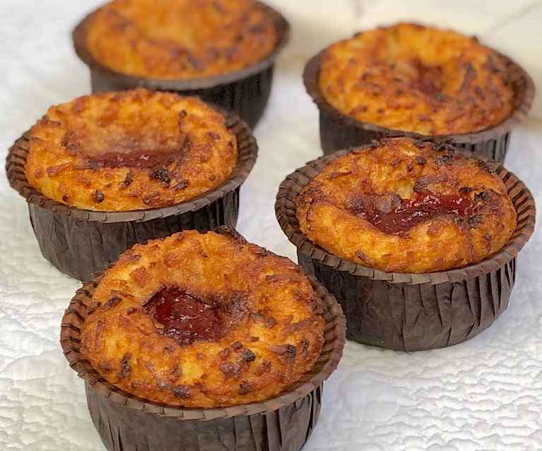 Queijadinha com goiabada Queijadinha com goiabada
