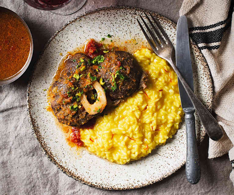 Ossobuco di manzo di Razza Piemontese a Cottura Lenta e risotto allo zafferano Ossobuco di manzo di Razza Piemontese a Cottura Lenta e risotto allo zafferano