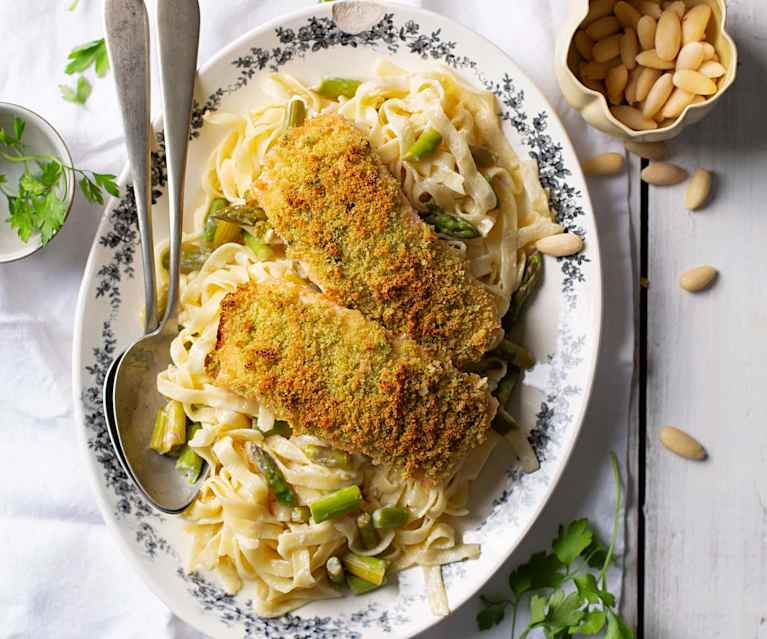 Saumon en croûte d'amandes, asperges et tagliatelles