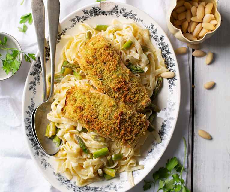 Lachs mit Mandelkruste und Spargel-Tagliatelle Lachs mit Mandelkruste und Spargel-Tagliatelle