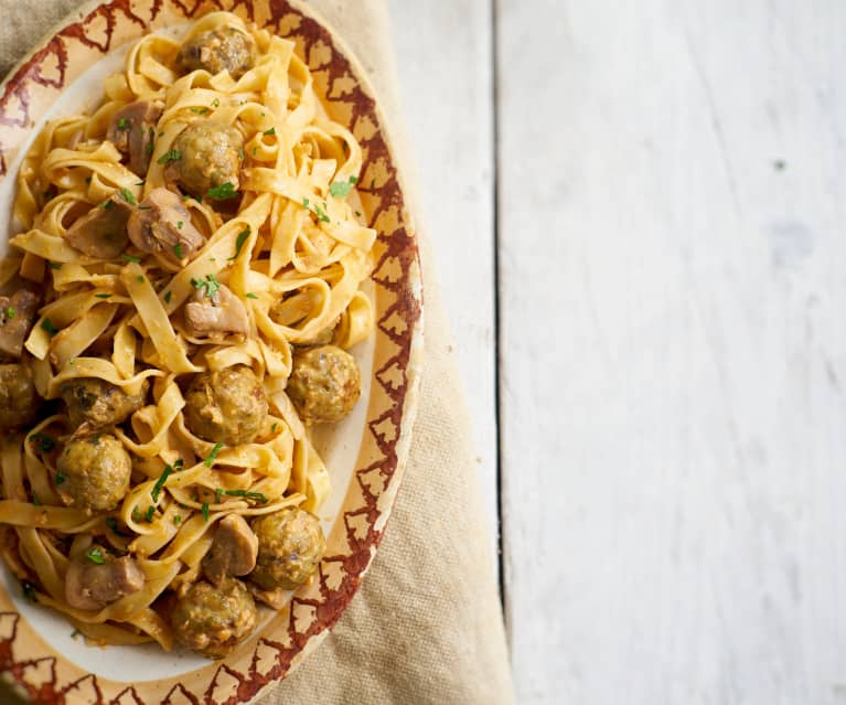 Almôndegas de frango com tagliatelle