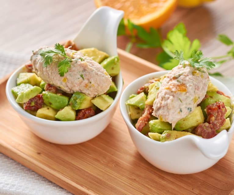 Tartar de aguacate y tomates secos con mousse de atún