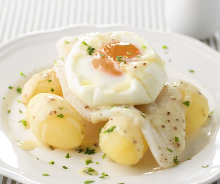 Filetes com molho de mostarda com batatinhas novas e ovos escalfados