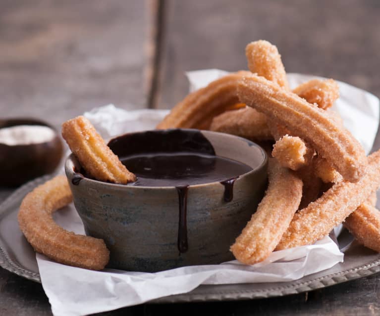 Churros z sosem czekoladowym