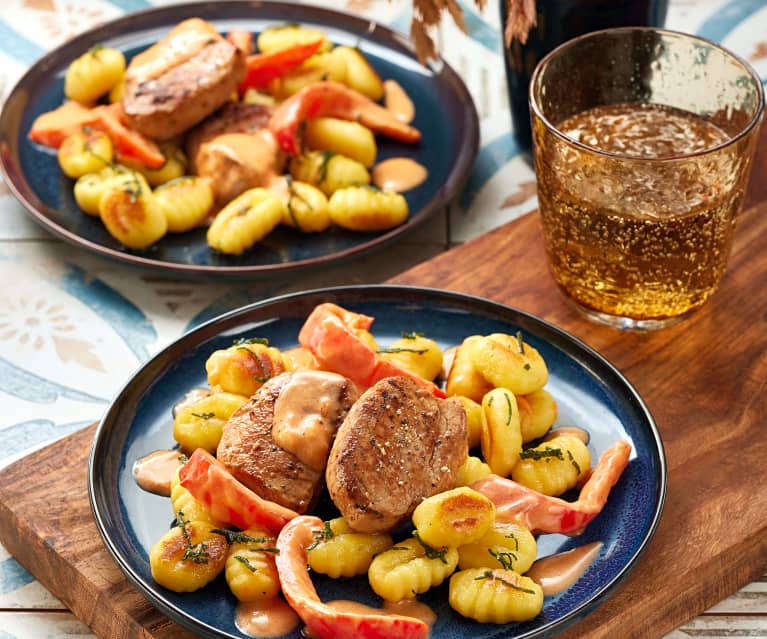 Schweinefilet mit Paprika-Rahm-Sauce und Salbei-Gnocchi