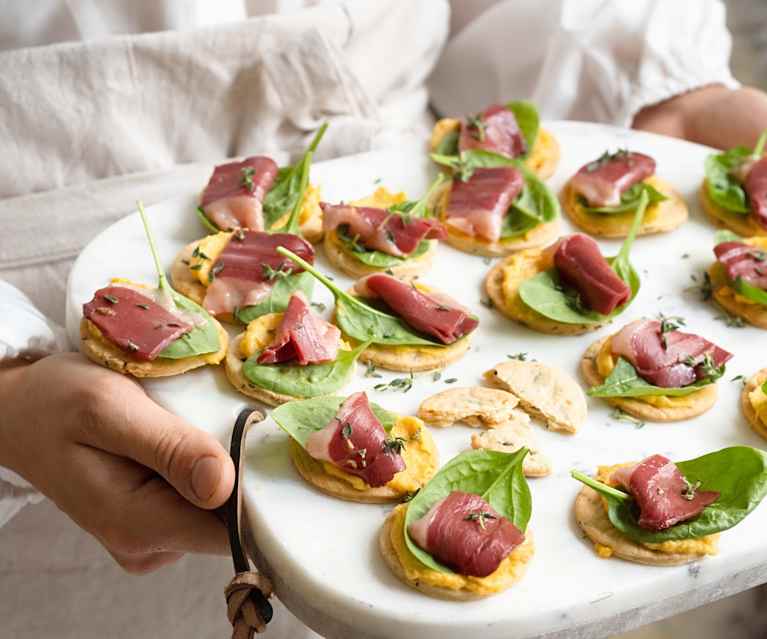 Crackers aux herbes, beurre de butternut et magret de canard