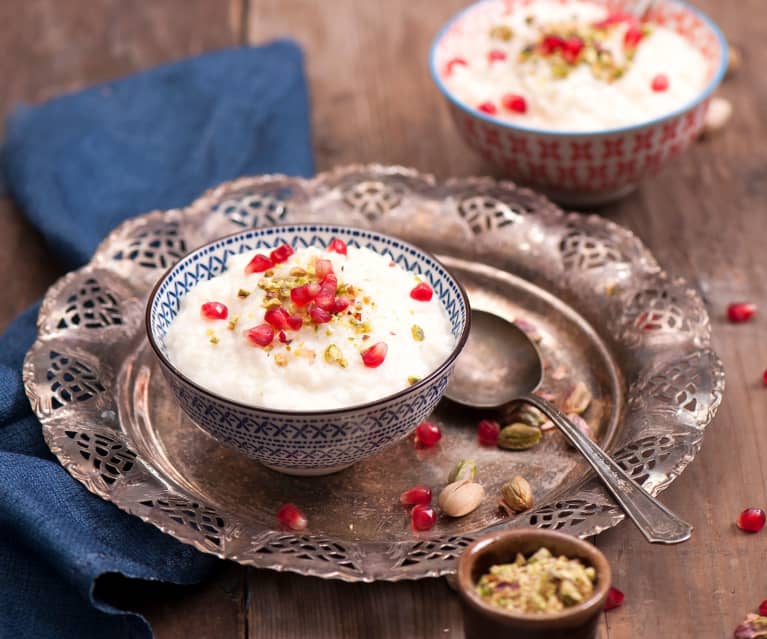 Pudding ryżowy z wodą różaną, pistacjami i granatem