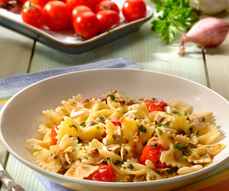 Farfalle aux palourdes et tomates-cerises