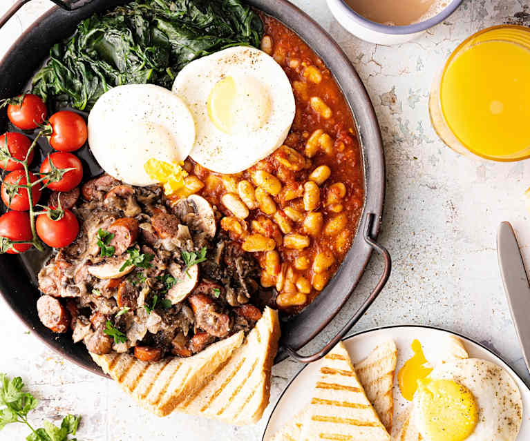 Brunch inglese (uova, backed beans, spinaci, salsiccia e funghi) Brunch inglese (uova, backed beans, spinaci, salsiccia e funghi)