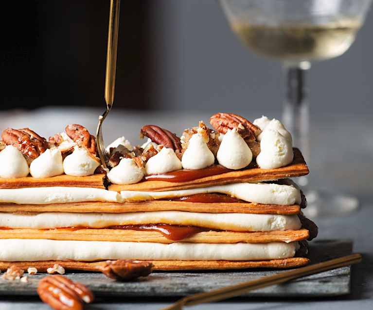 Vanille-Mille-feuille mit Karamell und Pecannüssen Vanille-Mille-feuille mit Karamell und Pecannüssen