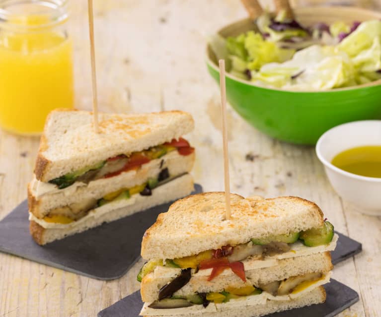 Club Sandwich con verdure grigliate e insalata (vegan)