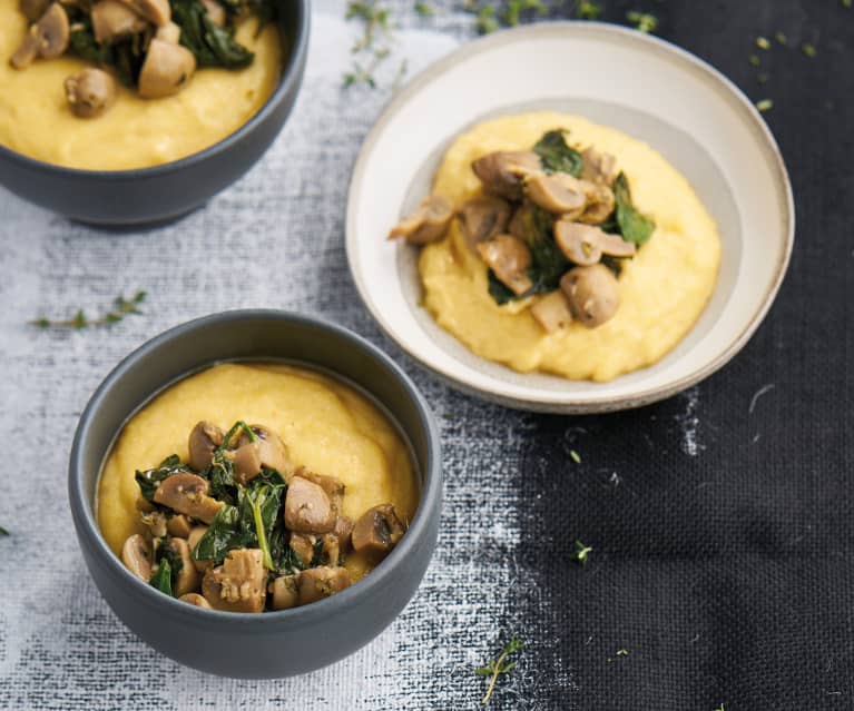 Polenta com cogumelos e espinafres