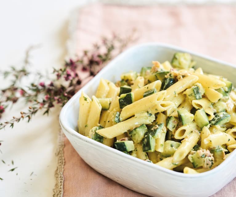 Penne com curgete e molho de coentros