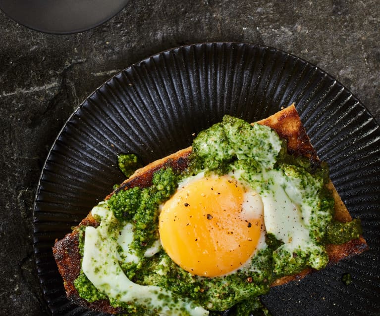 Pesto Eggs auf Röstbaguette