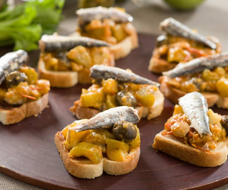 Tosta de caponata de manzana con sardinillas