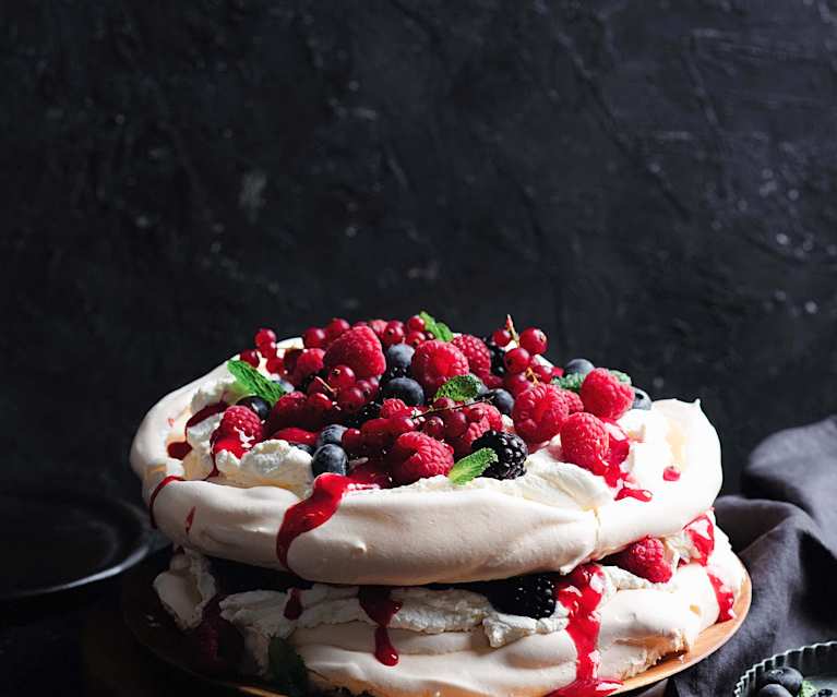 Pavlova cu fructe de pădure