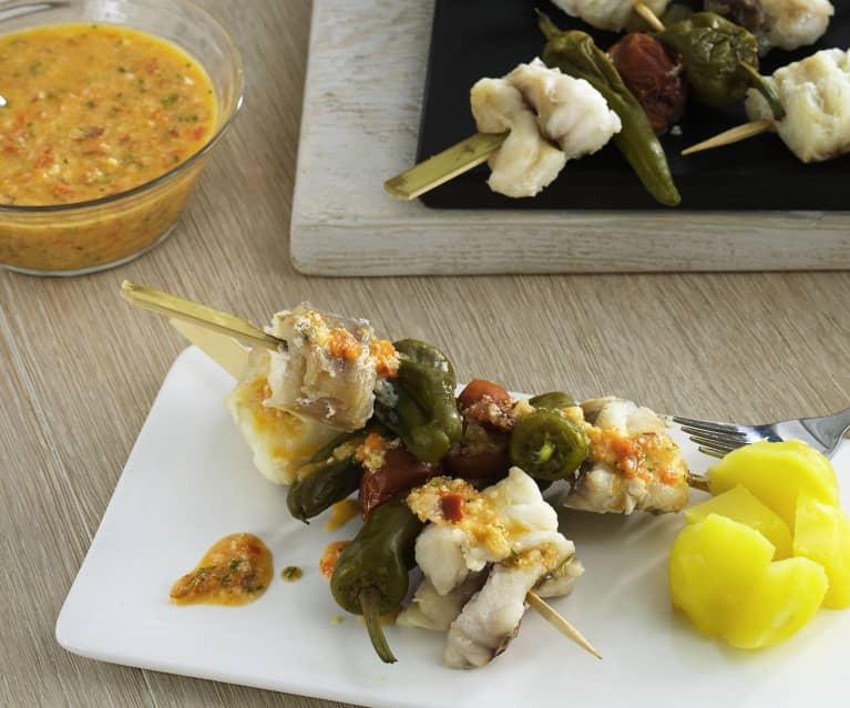 Brochetas de rape con vinagreta de pimientos y almendras