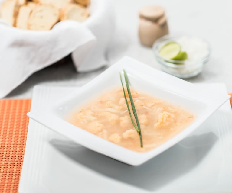 Sopa de fideos con coliflor