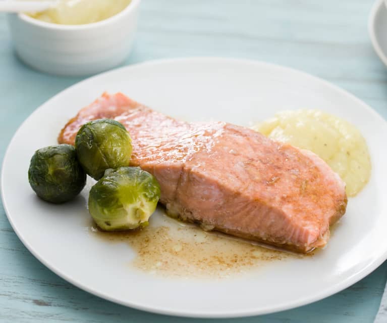 Salmón con puré de manzana y coles de bruselas