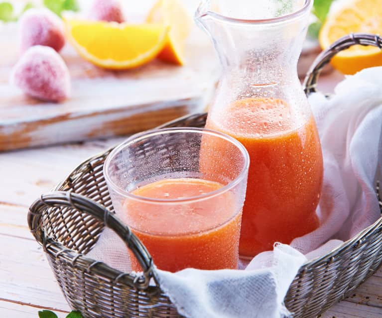 芒果鲜橙草莓果汁