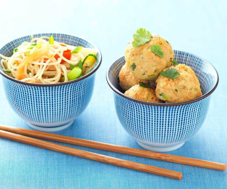 Würzige Fleischbällchen mit chinesischen Gemüse-Nudeln